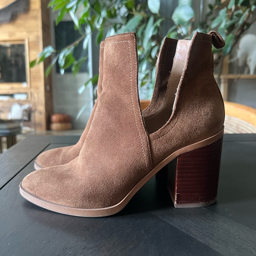 Brown suede Steve Madden “Larini” ankle boots with side cutouts